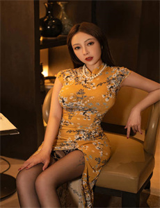 《西厢艳谭-美女脱得只剩皮肤》